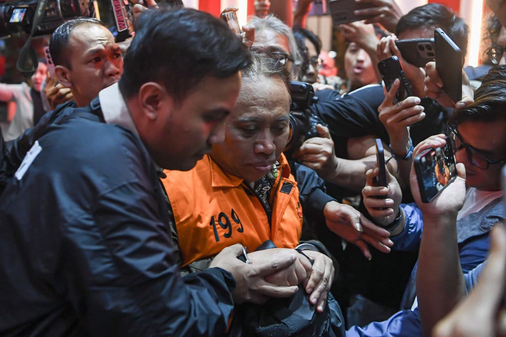 Rektor Universitas Jenderal Soedirman (Unsoed) Akhmad Sodiq (kedua kiri) berjalan menuju mobil tahanan seusai menjalani pemeriksaan di Gedung Merah Putih KPK, Jakarta, Sabtu (22/8/2026) dini hari.KPK menahan lima orang tersangka pascaoperasi operasi tangkap tangan (OTT) pada Kamis (20/8) yakni Rektor Unsoed Akhmad Sodiq, Wakil Rektor Bidang Kemahasiswaan Norman Arie Prayogo, Kepala Bagian Akademik Eko Sumanto, Dian Mulia Wardhana dan Adi Wiharto selaku pihak swasta, Mulyono yang merupakan keponakan Akhmad Sodiq serta mengamankan uang tunai Rp650 juta dan saldo dalam rekening senilai Rp99 juta yang diduga hasil dari tindak pidana korupsi terkait penerimaan mahasiswa baru di Unsoed Purwokerto tahun ajaran 2025-2026. ANTARA FOTO/M Risyal Hidayat/rwa. KPK tahan jajaran Rektorat Unsoed