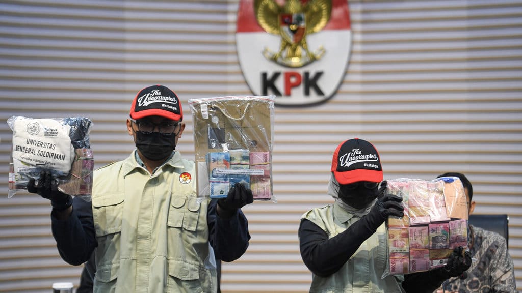 Petugas KPK menunjukkan barang bukti uang tunai hasil operasi tangkap tangan (OTT) yang menjerat jajaran Rektorat Universitas Jenderal Soedirman (Unsoed) di Gedung Merah Putih KPK, Jakarta, Jumat (21/8/2026). KPK menahan lima orang tersangka pascaoperasi operasi tangkap tangan (OTT) pada Kamis (20/8) yakni Rektor Unsoed Akhmad Sodiq, Wakil Rektor Bidang Kemahasiswaan Norman Arie Prayogo, Kepala Bagian Akademik Eko Sumanto, Dian Mulia Wardhana dan Adi Wiharto selaku pihak swasta, Mulyono yang merupakan keponakan Akhmad Sodiq serta mengamankan uang tunai Rp650 juta dan saldo dalam rekening senilai Rp99 juta yang diduga hasil dari tindak pidana korupsi terkait penerimaan mahasiswa baru di Unsoed Purwokerto tahun ajaran 2025-2026. ANTARA FOTO/M Risyal Hidayat/rwa. KPK tahan jajaran Rektorat Unsoed