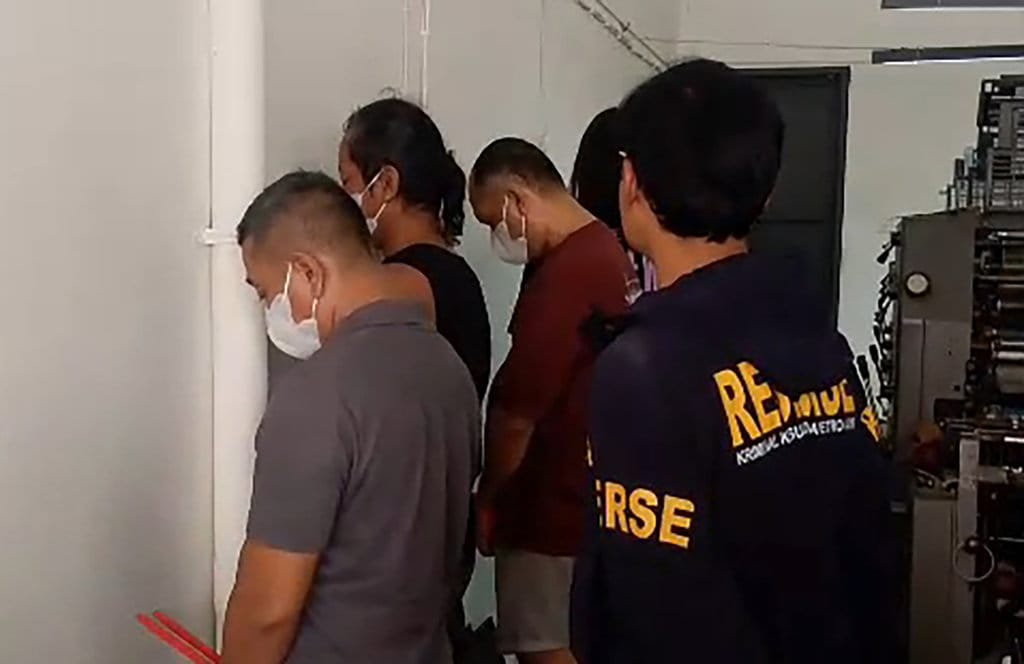 Terduga Pelaku pembuatan uang palsu saat di tangkap di Pergudangan Taman Tekno, BSD Kecamatan Setu, Tangsel / Foto : Jupri Nugroho Pengungkapan Pabrik Uang Palsu
