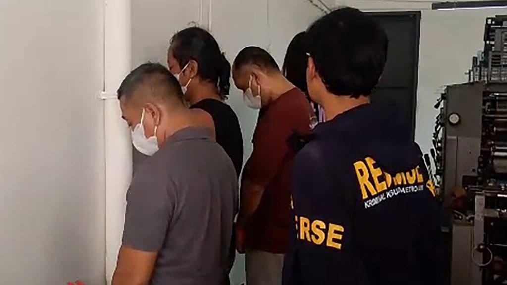 Terduga Pelaku pembuatan uang palsu saat di tangkap di Pergudangan Taman Tekno, BSD Kecamatan Setu, Tangsel / Foto : Jupri Nugroho Pengungkapan Pabrik Uang Palsu