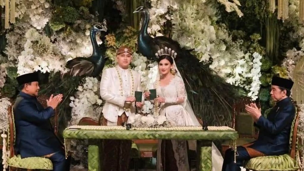 Presiden Prabowo Subianto (kiri) dan Presiden ke-7 RI Joko Widodo (kanan) jadi saksi pernikahan Rizky dan Chika, Minggu (23/8/2026). Foto/Istimewa pernikahan Rizky dan Chika