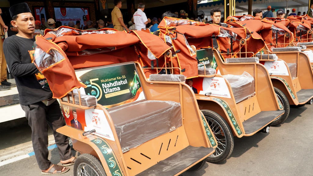 Sejumlah pengendara becak menerima bantuan becak listrik dari Presiden Prabowo Subianto di Pendopo Kabupaten Jombang, Jawa Timur, Senin (24/8/2026). ANTARA FOTO/Syaiful Arif/agr Bantuan becak listrik di Jombang