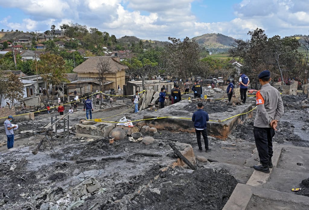 Personel Tim Laboratorium Forensik (Labfor) Polda Bali melakukan olah Tempat Kejadian Perkara (TKP) kebakaran Desa adat Sade, Rembitan, Kecamatan Pujut, Praya, Lombok Tengah, NTB, Senin (24/8/2026). ANTARA FOTO/Ahmad Subaidi/YU Olah TKP kebakaran Desa Adat Sade Lombok
