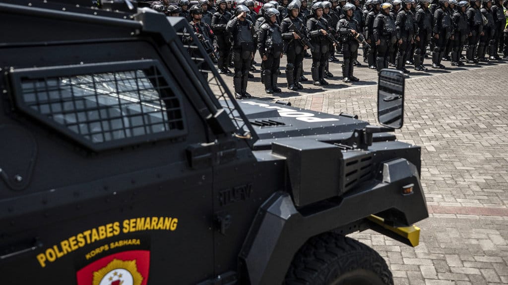 Personel Korps Brimob mengikuti apel pengamanan unjuk rasa mahasiswa di Kantor Gubernur dan DPRD Jawa Tengah, Semarang, Jawa Tengah, Senin (24/8/2026). ANTARA FOTO/Aprillio Akbar/YU Pengamanan aksi unjuk rasa mahasiswa di Semarang