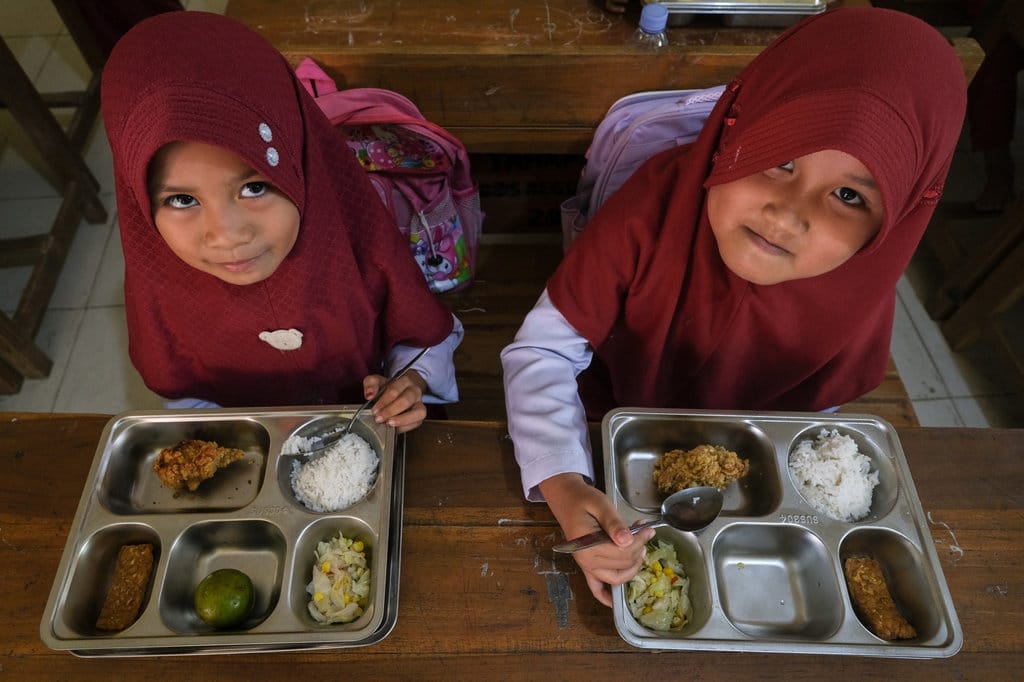 Dua siswa menyantap menu Makan Bergizi Gratis (MBG) di SDN 13 Konda, Kabupaten Konawe Selatan, Sulawesi Tenggara, Senin (24/8/2026). ANTARA FOTO/Andry Denisah/YU Realisasi program MBG di Sultra hingga Juli 2026