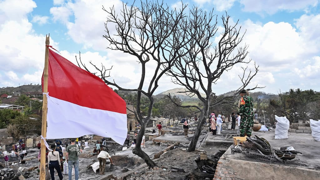 Warga membersihkan puing sisa kebakaran rumahnya di Desa Adat Sade, Rembitan, Kecamatan Pujut, Praya, Lombok Tengah, NTB, Senin (24/8/2026). ANTARA FOTO/Ahmad Subaidi/agr Rencana aksi pemulihan Desa Adat Sade