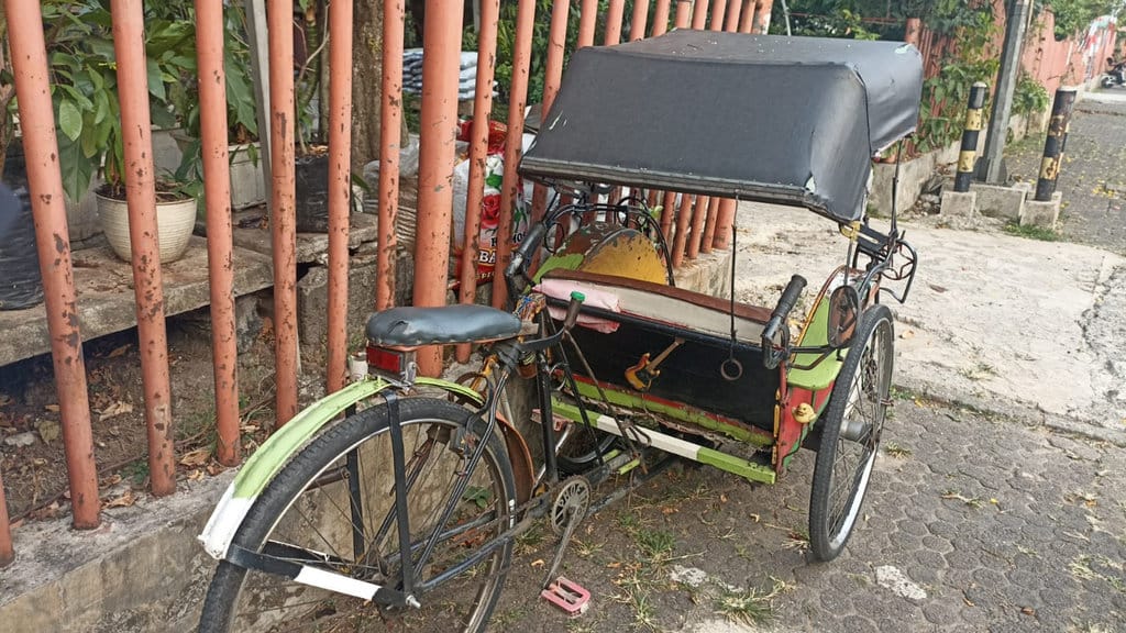 Becak Ibing ketika sedang menunggu penumpang di depan Pasar Depok Jaya, Depok, Senin (24/08/28). tirto.id/Putri Az zahra Becak Ibing
