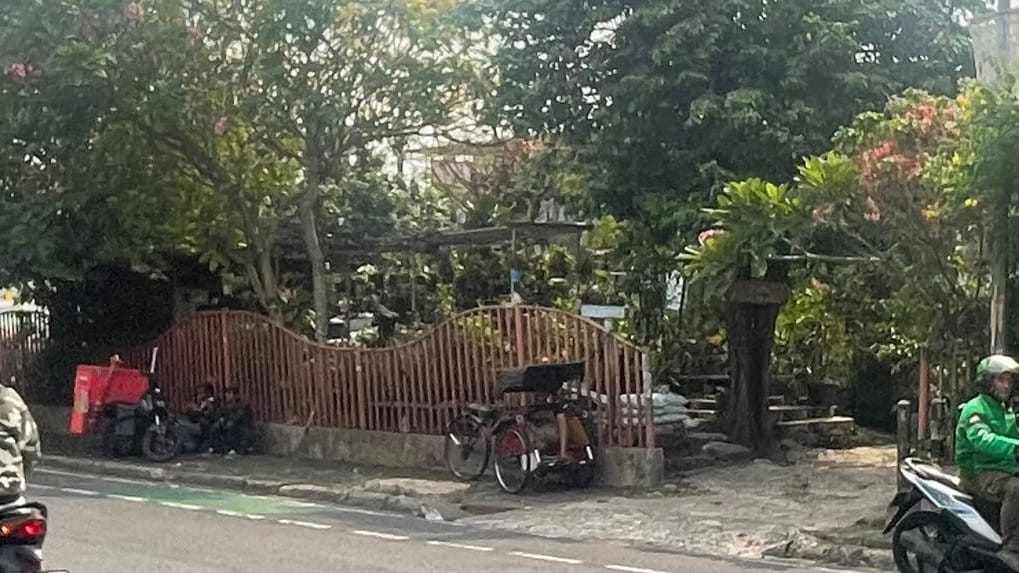 Sebuah becak ketika sedang menunggu penumpang di depan Pasar Depok Jaya, Depok, Senin (24/08/28). tirto.id/Putri Az zahra Becak Ibing