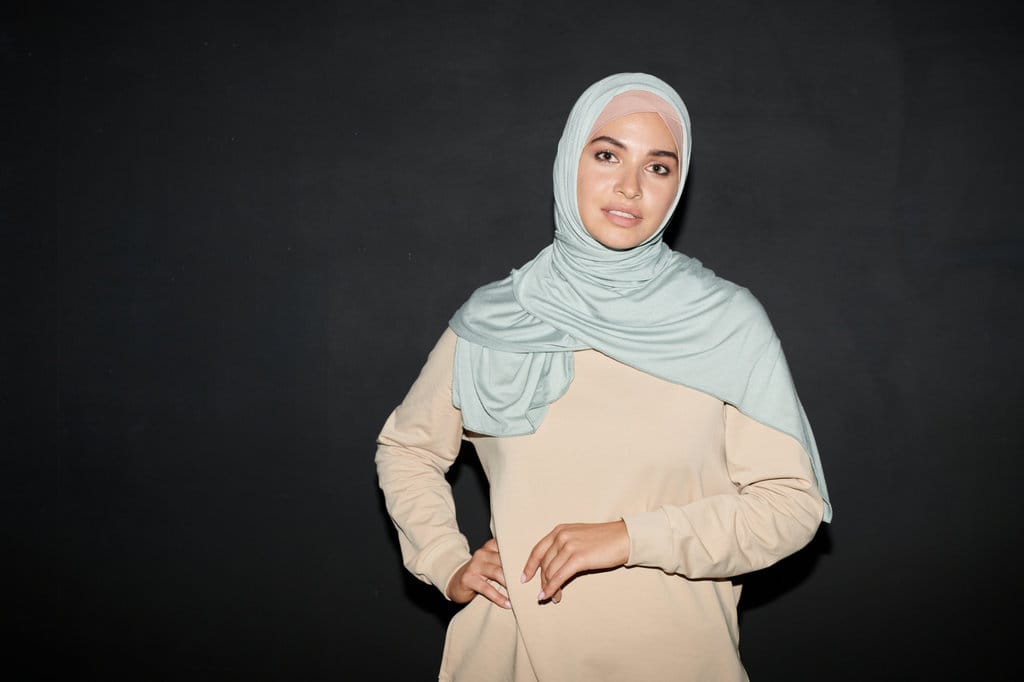 Gamis cream dan jilbab light blue. FOTO/iStockphoto Gamis Cream dan Jilbab Light Blue