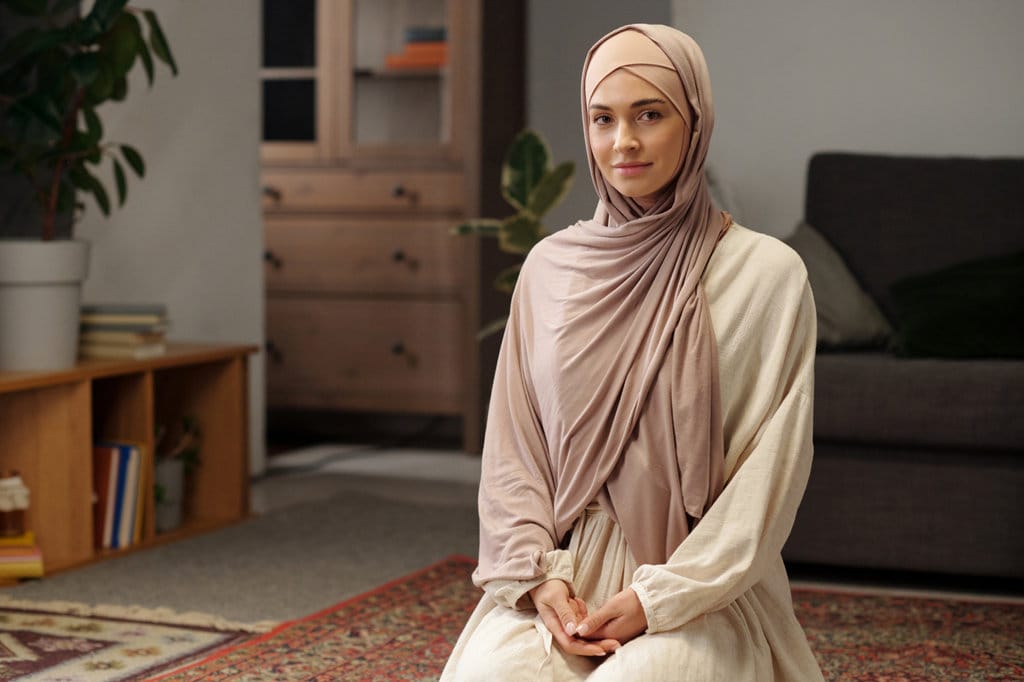 Gamis cream dan jilbab khaki. FOTO/iStockphoto Gamis Cream dan Jilbab Khaki