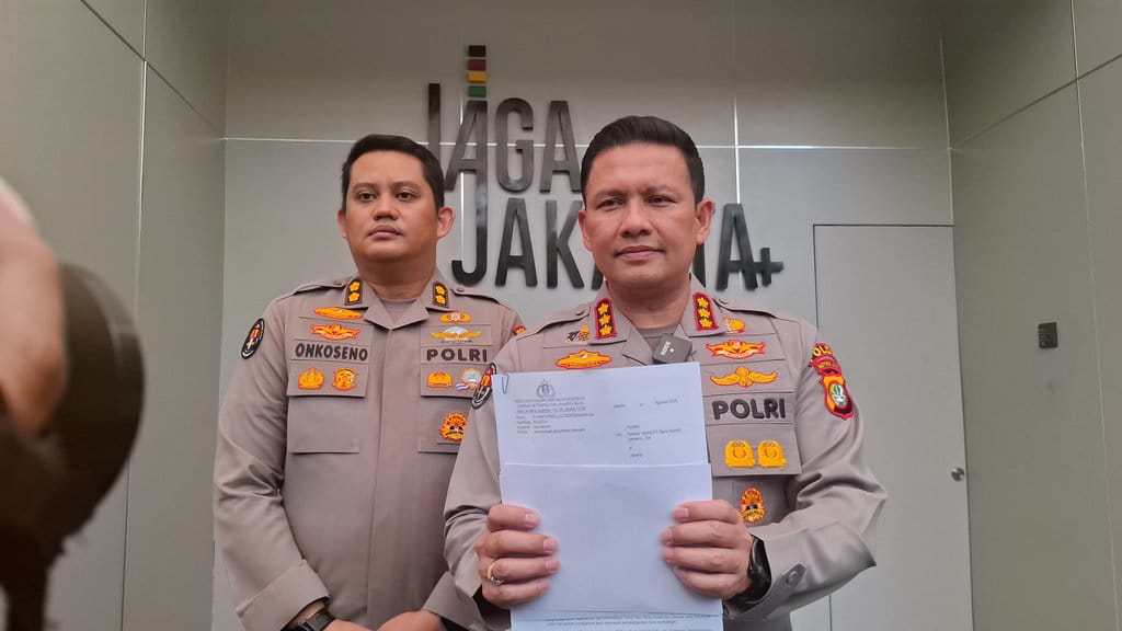 Kabid Humas Polda Metro Jaya, Budi Hermanto, saat memberi keterangan ke wartawan dan menunjukkan surat permohonan penundaan transaksi di Polda Metro Jaya, Senin (24/8/2026). FOTO/Istimewa Pemblokiran Rekening Warga Pati