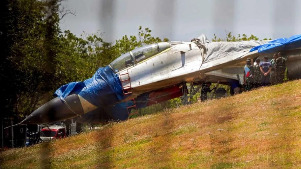Sejumlah petugas gabungan melakukan evakuasi terhadap pesawat tempur Sukhoi di landasan pacu Bandara Internasional Sultan Hasanuddin, Kabupaten Maros, Sulawesi Selatan, Senin (24/8/2026). Pesawat tempur Sukhoi milik TNI Angkatan Udara tersebut tergelincir hingga keluar dari landasan pacu sisi barat (Runway 13) dan hingga saat ini belum ada keterangan resmi dari TNI AU terkait penyebab maupun kronologi lengkap insiden tersebut. Antara foto/Hasrul Said Pesawat tempur Sukhoi milik TNI AU tergelincir