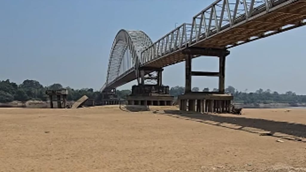 Sungai Barito di kawasan Jembatan Kalahien di Desa Kalahien, Kecamatan Dusun Selatan, Kabupaten Barito Selatan, Kalimantan Tengah (Kalteng) mulai memperlihatkan dampak serius akibat kemarau panjan. (Sumber: Instagram/@theonewhd) Sungai Barito Mengering