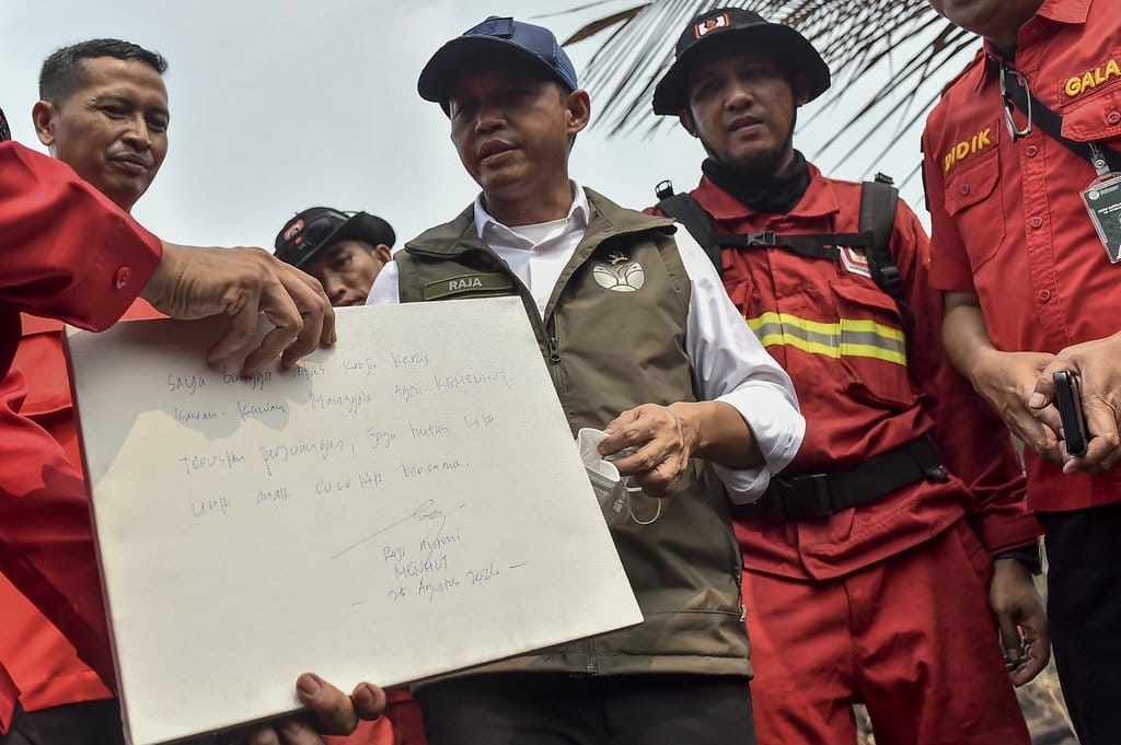 Menteri Kehutanan Raja Juli Antoni (tengah) memberikan tulisan tangannya kepada tim Manggala Agni Daops Bukit Tempurung saat meninjau upaya pemadaman kebakaran hutan dan lahan (karhutla) di lahan gambut Desa Pandan Sejahtera, Tanjung Jabung Timur, Jambi, Selasa (25/8/2026). ANTARA FOTO/Wahdi Septiawan/YU Menhut tinjau penanganan karhutla di Jambi