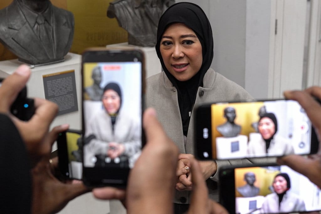 Menteri Komunikasi dan Digital (Menkomdigi) Meutya Hafid menjawab pertanyaan wartawan terkait kasus penyediaan layanan internet tanpa izin resmi saat mengunjungi Monumen Pers Nasional di Solo, Jawa Tengah, Selasa (25/8/2026). Menkomdigi menyatakan tidak akan mengintervensi proses hukum Yogi Gilang Arya Setia yang tengah menjalani persidangan karena menjual layanan internet Starlink tanpa izin, sementara Kemenkomdigi akan melakukan pembinaan jika menemukan kasus serupa melalui pengawasan. ANTARA FOTO/Maulana Surya/kye Menkomdigi tanggapi proses hukum penyedia jasa internet Mentawai