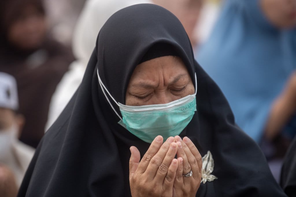 Warga berdoa usai melaksanakan Shalat Istisqa atau shalat meminta hujan di halaman Griya Agung Palembang, Sumatera Selatan, Selasa (25/8/2026). Pemerintah Provinsi Sumatera Selatan menggelar Salat Istisqa untuk memohon hujan kepada Allah SWT agar kabut asap yang menyelimuti Kota Palembang segera berakhir. ANTARA FOTO/Nova Wahyudi/kye Shalat memohon hujan di Palembang
