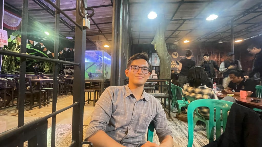 Rangga mahasiswa semester 6 dari padang yang sudah merantau 3 tahun di depok, saat diwawancarai di Beji, Depok, Rabu (26/08/2026). (FOTO/Putri Az zahra) Siasat Bertahan Mahasiswa Rantau