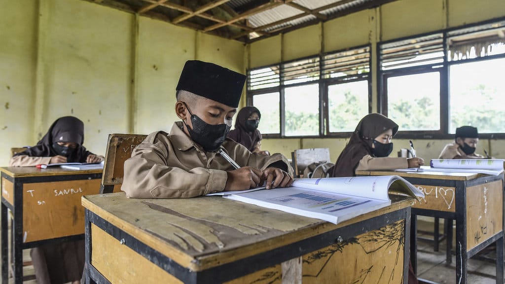 Siswa kelas 3 dan 4 SDN 197 Desa Rawasari mengikuti kegiatan belajar mengajar dengan memakai masker di Tanjung Jabung Timur, Jambi, Rabu (26/8/2026). Pihak sekolah mewajibkan para siswanya memakai masker yang dibagikan secara gratis guna mengurangi dampak asap kebakaran hutan dan lahan (karhutla) yang terjadi sejak Selasa (25/8) di desa itu. ANTARA FOTO/Wahdi Septiawan/nz. Pelajar terdampak karhutla mulai pakai masker