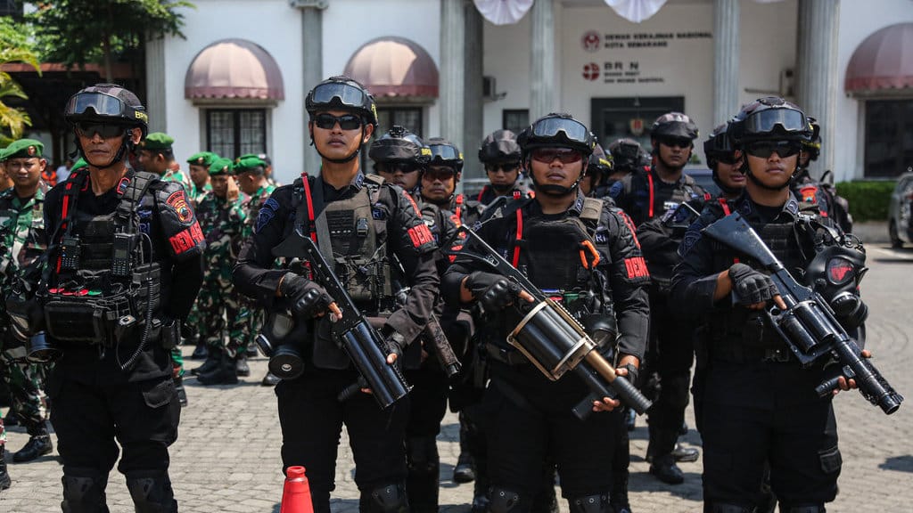 Sejumlah personel Korps Brimob mengikuti apel pengamanan unjuk rasa mahasiswa di halaman Kantor Balai Kota Semarang, Jawa Tengah, Rabu (26/8/2026). Polda Jawa Tengah bersama Polrestabes Semarang gabungan dengan Polres Demak, Polres Kendal, dan TNI mengerahkan sebanyak 1.705 personel untuk mengamankan aksi unjuk rasa mahasiswa guna menjaga ketertiban dan keamanan secara humanis selama penyampaian aspirasi berlangsung. ANTARA FOTO/Makna Zaezar/nym. Pengamanan unjuk rasa mahasiswa di Semarang