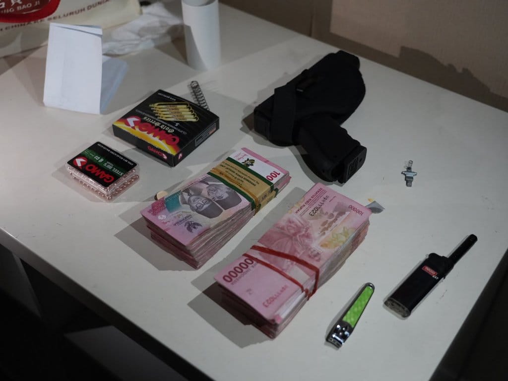 Proses penggeledahan oleh Dittipidter Bareskrim Polri terkait kasus penjualan emas ilegal. Foto/Dok. Bareskrim Polri. Penggeledahan Emas Ilegal