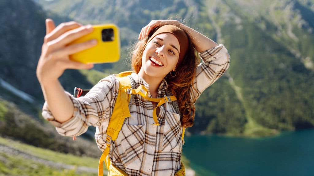 ilustrasi HP untuk Traveling. FOTO/iStockphoto ilustrasi HP untuk naik gunung