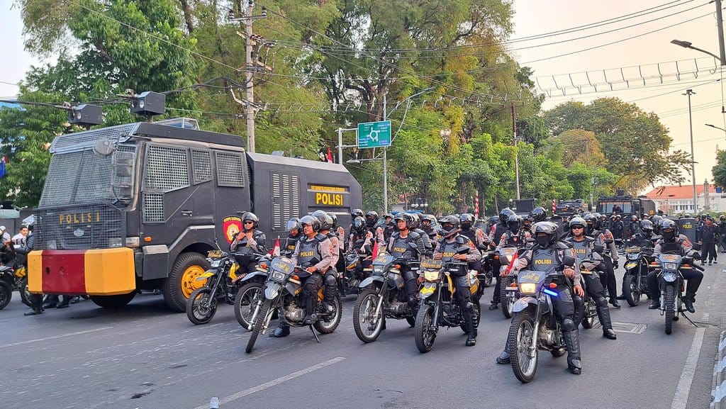 Tim pengurai massa dari kepolisian bersiaga saat mengawal demo mahasiswa di Jalan Pemuda dan Tugu Muda Semarang, Rabu (26/8/2026) sore. Foto/Baihaqi Annizar Demo Tugu Muda Semarang