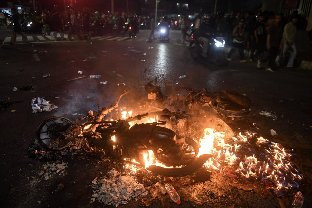Kendaraan dibakar massa usai menggelar aksi di depan gedung DPR di kawasan Pejompongan, Jakarta, Kamis (27/8/2026). Aksi tersebut menuntut pemberantasan korupsi dan serta pengesahan RUU Perampasan Aset. ANTARA FOTO/Muhammad Adimaja/foc. Aksi tuntut pemberantasan korupsi dan RUU Perampasan Aset