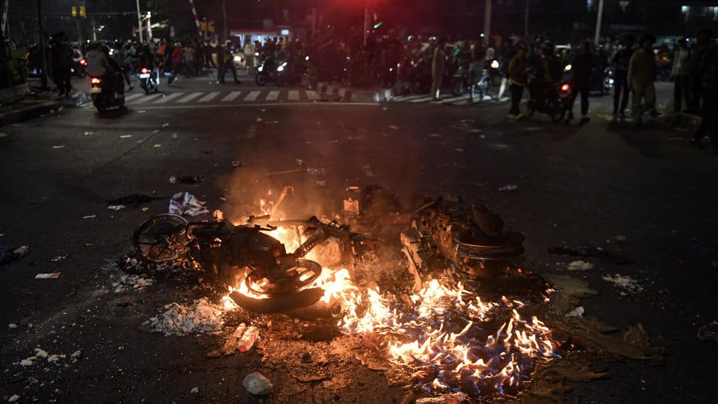 Kendaraan dibakar massa usai menggelar aksi di depan gedung DPR di kawasan Pejompongan, Jakarta, Kamis (27/8/2026). Aksi tersebut menuntut pemberantasan korupsi dan serta pengesahan RUU Perampasan Aset. ANTARA FOTO/Muhammad Adimaja/foc. Aksi tuntut pemberantasan korupsi dan RUU Perampasan Aset