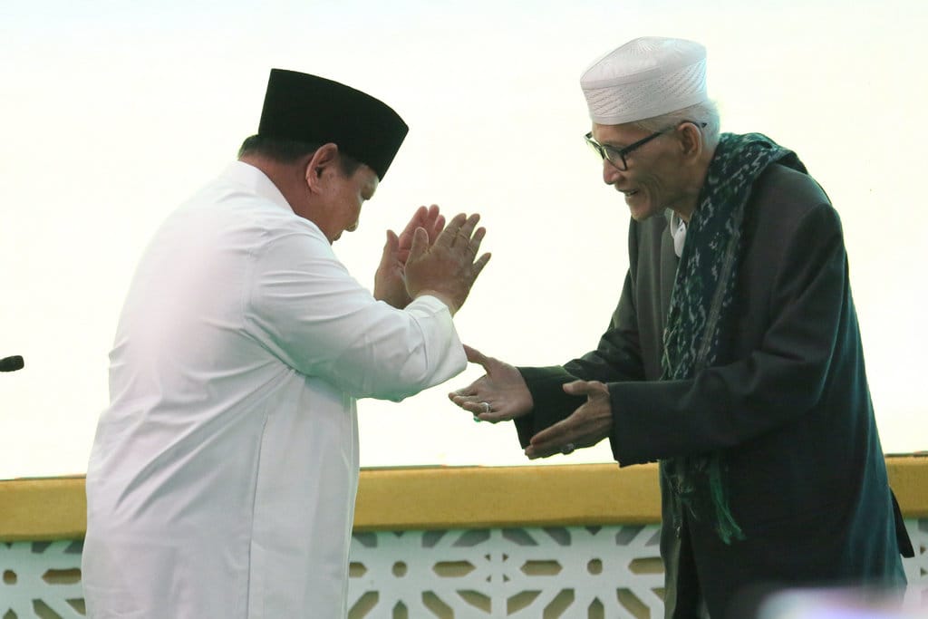 Presiden Prabowo Subianto (kiri) memberi salam kepada Rais 'Aam Pengurus Besar Nahdlatul Ulama (PBNU) KH Miftachul Akhyar (kanan) usai membuka secara resmi Muktamar Ke-35 Nahdlatul Ulama (NU) dengan ditandai menabuh bedug di Lapangan Untung Suropati Tambakberas, Kabupaten Jombang, Jawa Timur, Kamis (27/8/2026). ANTARA FOTO/Syaiful Arif/foc. Pembukaan Muktamar NU di Jombang