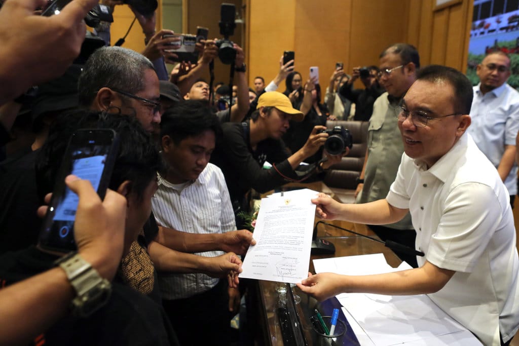 Wakil Ketua DPR Sufmi Dasco Ahmad (kanan) menunjukkan surat komitmen penyelesaian pembentukan RUU Perampasan Aset kepada perwakilan Aliansi Masyarakat Pati Bersatu (AMPB) di Kompleks Parlemen, Senayan, Jakarta, Kamis (27/8/2026). Pimpinan DPR menerima audiensi dari Aliansi Masyarakat Pati Bersatu (AMPB) di sela adanya aksi damai menuntut pengesahan Rancangan Undang-Undang (RUU) Perampasan Aset dan terkait pemberantasan korupsi. ANTARA FOTO/Asprilla Dwi Adha/sgd/tom. Pimpinan DPR menerima audiensi AMPB