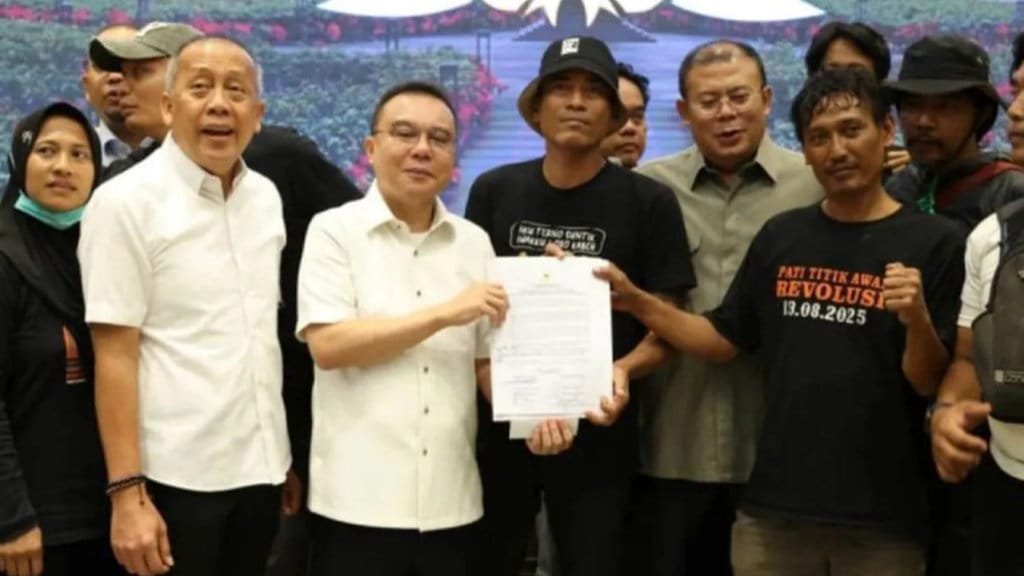 Wakil Ketua DPR RI Sufmi Dasco Ahmad bersama Wakil Ketua DPR RI Saan Mustopa, Wakil Ketua DPR RI Cucun Ahmad Syamsurijal, dan Perwakilan AMPB Supriyono alias Botok, menujukan dokumen komitmen DPR RI soal RUU Perampasan Aset di kompleks parlemen, Jakarta, Kamis (27/8/2026). (FOTO/DPR) dokumen komitmen DPR RI soal RUU Perampasan Aset