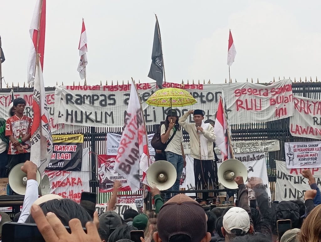 Massa aksi dari solidaritas Aliansi Masyarakat Pati Bersatu (AMPB) saat berorasi di depan DPR RI, Jakarta, Kamis (27/8/2026). Muhamad Nizar/tirto.id. Aksi AMPB