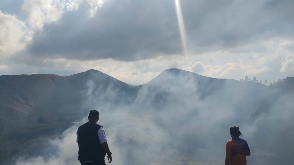 Kebakaran lahan melanda kawasan Kawah Wurung, Kabupaten Bondowoso, Jawa Timur, sejak Rabu (26/8/2026) kemarin. foto/BPBD Bondowoso/Jemberyangitu Karhutla Bondowoso