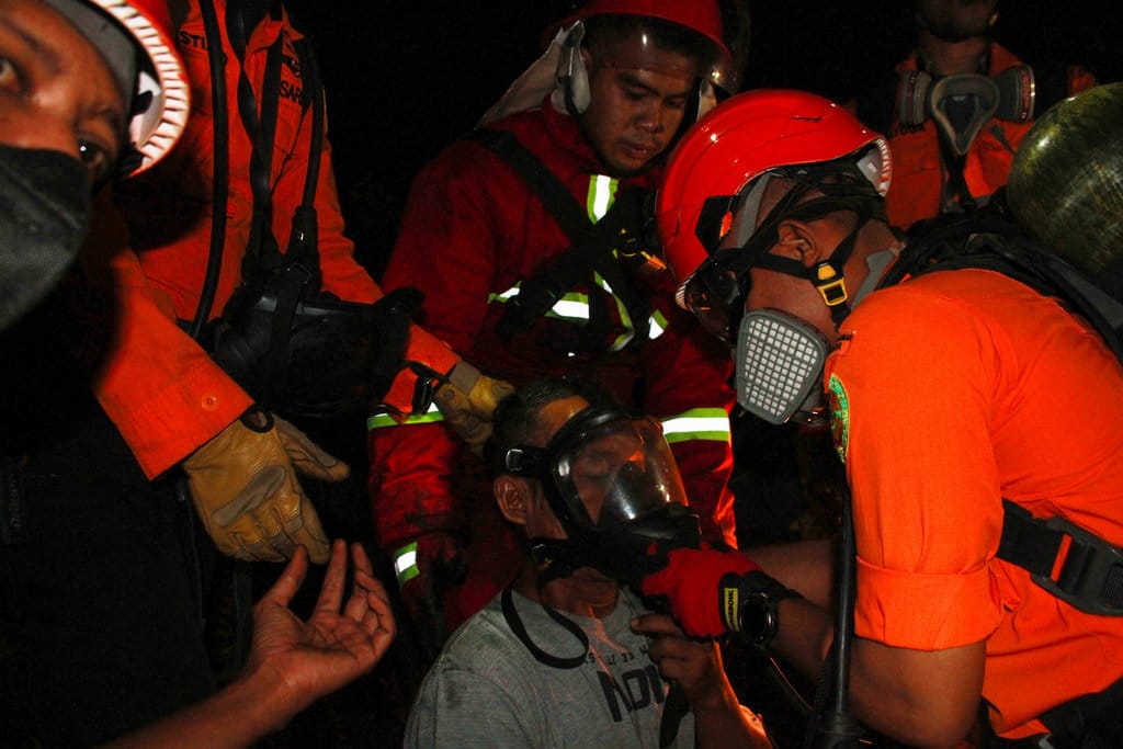 Anggota Badan Nasional Pencarian dan Pertolongan (Basarnas) memberikan bantuan oksigen kepada warga yang terjebak kebakaran hutan dan lahan (karhutla) di Kecamatan Jekan Raya, Palangka Raya, Kalimantan Tengah, Jumat (28/8/2026). Basarnas bersama petugas gabungan diantaranya Badan Penanggulangan Bencana Daerah (BPBD), anggota polisi, TNI, serta relawan berhasil mengevakuasi delapan orang yang terjebak karhutla dalam keadaan selamat. ANTARA FOTO/Auliya Rahman/wsj. Evakuasi warga terjebak karhutla di Palangka Raya