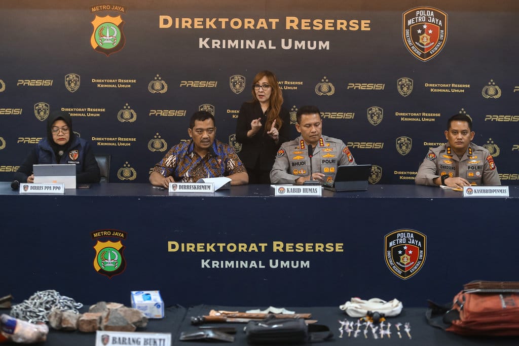 Direktur Reserse Kriminal Umum Polda Metro Jaya Kombes Pol Iman Imanuddin (kedua kiri) didampingi Kabid Humas Polda Metro Jaya Kombes Pol Budi Hermanto (kedua kanan), Direktur Reserse Perlindungan Perempuan dan Anak serta Pidana Perdagangan Orang (PPA dan PPO) Polda Metro Jaya Kombes Pol Rita Wulandari Wibowo (kiri), dan Kasubbid Penmas Polda Metro Jaya AKBP Onkoseno Grandiarso Sukahar (kanan) menyampaikan keterangan pers terkait perkembangan penanganan situasi pascaaksi 27 Agustus, di Polda Metro Jaya, Jakarta, Jumat (28/8/2026). Polda Metro Jaya mengamankan sebanyak 322 orang yang diduga terlibat dalam kericuhan dan perusakan fasilitas umum pascakegiatan penyampaian pendapat di depan Gedung DPR/MPR pada Kamis (27/8), dengan rincian sebanyak 162 orang merupakan kelompok dewasa sementara 160 orang sisanya tergolong anak dan remaja. ANTARA FOTO/Angga Budhiyanto/wsj. Konferensi pers terkait penanganan aksi 27 Agustus