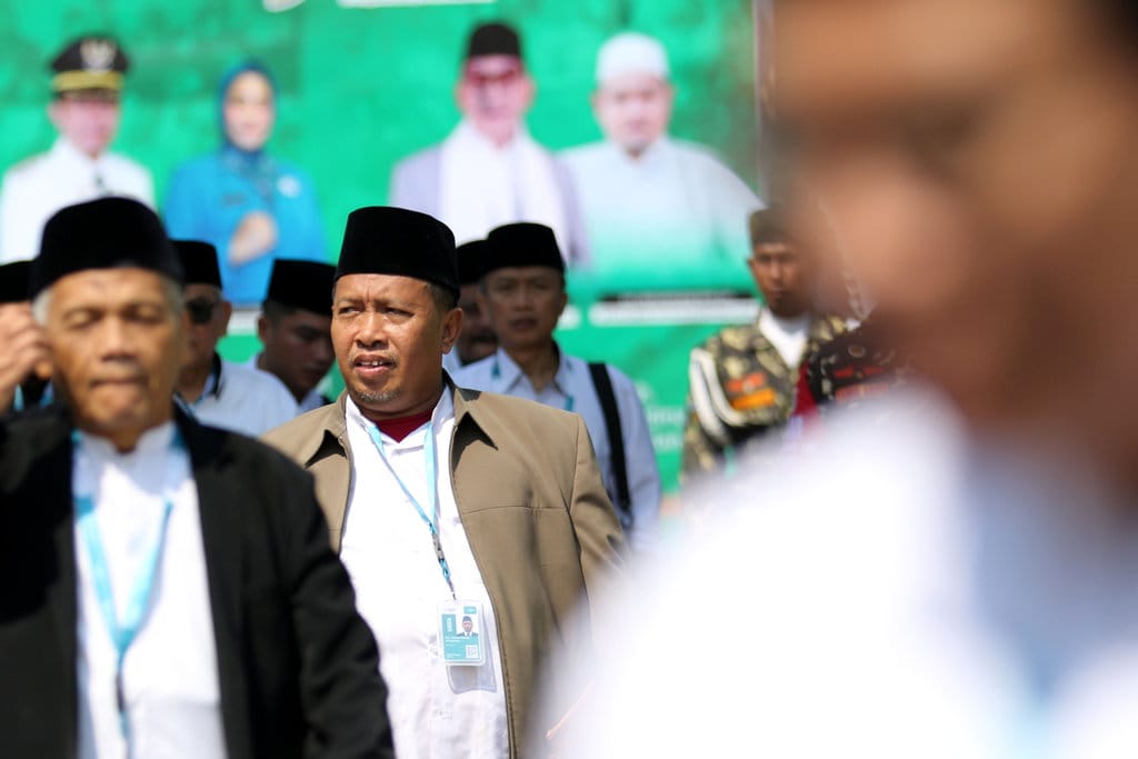 Peserta Muktamar ke-35 Nahdlatul Ulama (NU) berjalan menuju ke lokasi sidang pleno I di Gedung Serbaguna KH Hasbullah Said (GSHS) Pondok Pesantren Bahrul Ulum Tambakberas, Jombang, Jawa Timur, Jumat (28/8/2026). Sidang pleno I dengan agenda pembahasan jadwal dan tata tertib Muktamar ke-35 NU yang sedianya selesai pukul 11.00 WIB harus mundur karena banyak peserta sidang yang interupsi. ANTARA FOTO/Syaiful Arif/bar Sidang pleno Muktamar NU di Jombang
