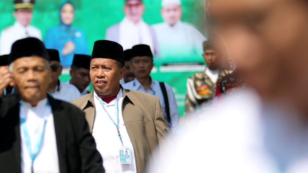 Peserta Muktamar ke-35 Nahdlatul Ulama (NU) berjalan menuju ke lokasi sidang pleno I di Gedung Serbaguna KH Hasbullah Said (GSHS) Pondok Pesantren Bahrul Ulum Tambakberas, Jombang, Jawa Timur, Jumat (28/8/2026). Sidang pleno I dengan agenda pembahasan jadwal dan tata tertib Muktamar ke-35 NU yang sedianya selesai pukul 11.00 WIB harus mundur karena banyak peserta sidang yang interupsi. ANTARA FOTO/Syaiful Arif/bar Sidang pleno Muktamar NU di Jombang