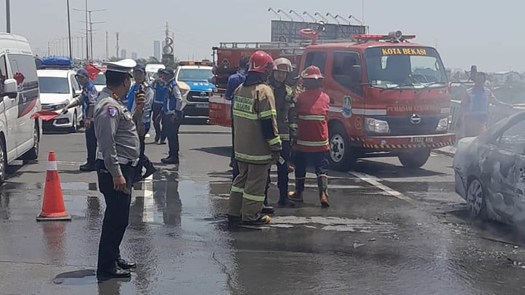 Kondisi pemadaman kebakaran mobil di Tol MBZ. Foto/Dok. PJR Japek. Kebakaran Mobil di Tol MBZ