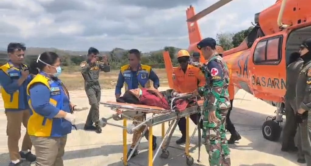 Tim SAR Gabungan saat mengevakuasi 4 warga korban gempa dari Manggarai Timur ke Labuan Bajo. Sumber foto: Dok.Basarnas Maumere. evakuasi korban Gempa NTT