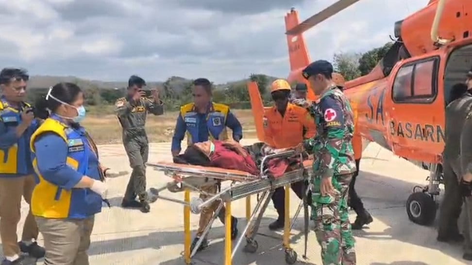 Tim SAR Gabungan saat mengevakuasi 4 warga korban gempa dari Manggarai Timur ke Labuan Bajo. Sumber foto: Dok.Basarnas Maumere. evakuasi korban Gempa NTT