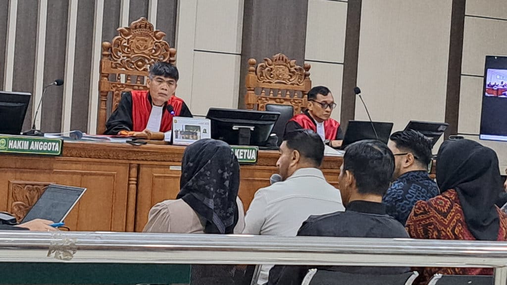Ashraff Abu (kemeja putih) sedang dicecar pertanyaan dalam sidang kasus dugaan korupsi istrinya, Fadia Arafiq, Bupati Pekalongan nonaktif, di Pengadilan Tipikor Semarang, Jumat (28/8/2026). FOTO/Baihaqi Annizar. Sidang Kasus Korupsi Fadia Arafiq