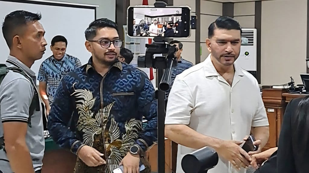Ashraff Abu (kemeja putih) dan Muhammad Sabiq Ashraff (batik biru) meninggalkan ruang sidang usai bersaksi di sidang dugaan korupsi terdakwa Fadia Arafiq di Pengadilan Tipikor Semarang, Jumat (28/8/2026). FOTO/Baihaqi Annizar. Sidang Kasus Korupsi Fadia Arafiq