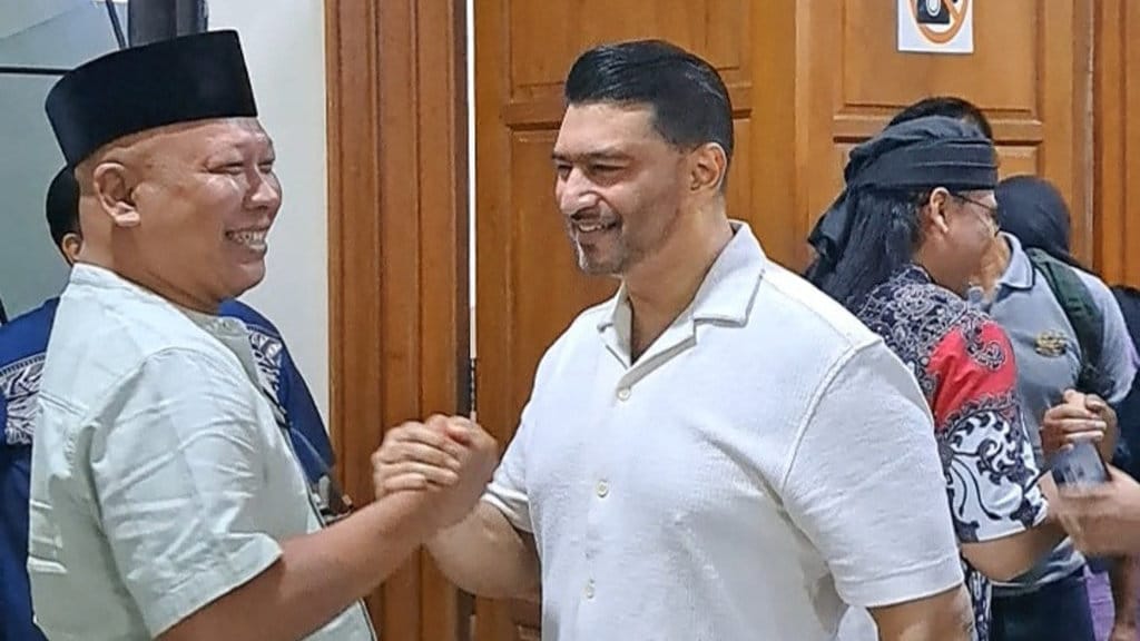 Ashraff Abu (kemeja putih) menyapa pengunjung usai bersaksi di sidang dugaan korupsi terdakwa Fadia Arafiq di Pengadilan Tipikor Semarang, Jumat (28/8/2026). FOTO/Baihaqi Annizar. Sidang Kasus Korupsi Fadia Arafiq
