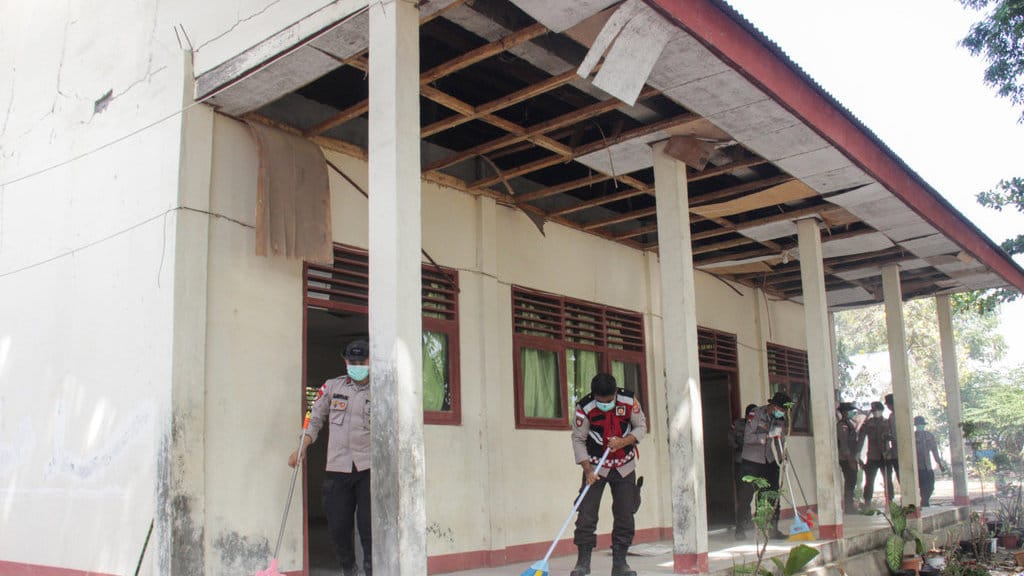 Personel Gabungan Satuan Brimob Polda NTT bersama Polres Nagekeo membersihkan halaman sekolah sebagai persiapan diaktifkannya kembali kegiatan belajar mengejar setelah diliburkan pascabencana gempa bumi di SMAK Baleriwu, Danga, Kecamatan Aesesa, Kabupaten Nagekeo, NTT, Sabtu (29/08/2026). ANTARA FOTO/Johanes Viandinando/app/foc. Persiapan kegiatan belajar pascagempa di Nagekeo