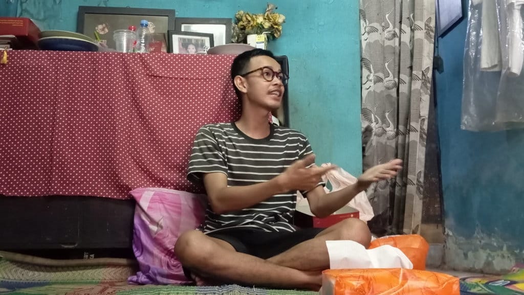Anak almarhum Bambang, Yoga (29) saat ditemui wartawan di kediamannya, Pejompongan, Jakarta Pusat, Sabtu (29/8/2026). Nizar/tirto.id. Warga Pejompongan jadi Korban Pengeroyokan