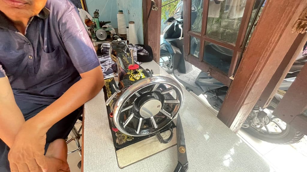 Jamil sedang menjahit celana di usaha jahit rumahan miliknya, Cimanggis Depok, Senin (28/08/26). FOTO/Putri Az zahra. Penjahit di Tengah Budaya Beli Baju Baru