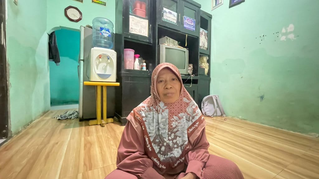 Pini ketika diwawancarai dirumahnya di Sukatani, Depok. FOTO/Putri Az zahra. Penjahit di Tengah Budaya Beli Baju Baru