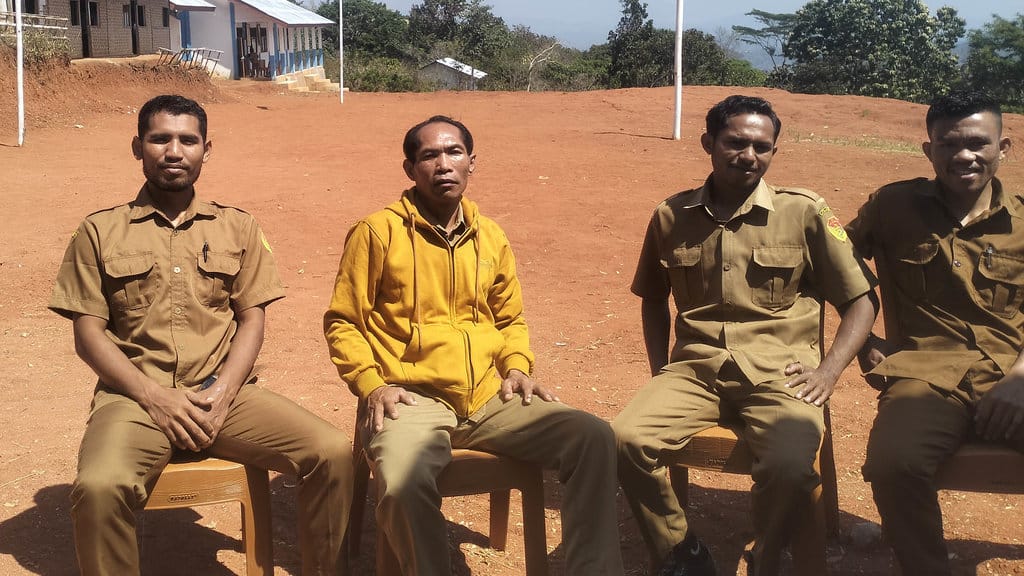 Jajaran guru berpose di tengah halaman sekolah. Tirto/Fransiskus Adryanto Pratama SMKS Karya Murni