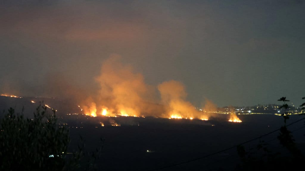 Asap membubung dari kebakaran yang dipicu oleh serangan artileri Israel yang menyasar dataran Marjayoun di Lebanon selatan pada 25 Agustus 2026. . (Foto oleh AFP) Perang AS Iran di Lebanon