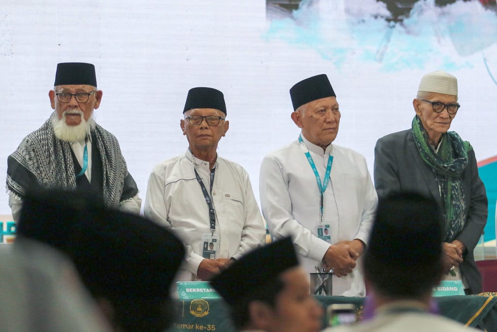 Ketua Umum Pengurus Besar Nahdlatul Ulama (PBNU) terpilih KH Abdul Hakim Mahfudz atau Gus Kikin (kedua kanan) dan Rais Aam KH Miftahul Ahyar (kanan) didampingi Anggota AHWA Teungku H. Nuruzzahri Yahya (kiri) dan KH Anwar Iskandar (kedua kiri) usai penetapan Ketum PBNU saat Muktamar ke-35 Nahdlatul Ulama di Pondok Pesantren Bahrul Ulum Tambakberas Jombang, Jawa Timur, Senin (31/8/2026). AHWA menetapkan Gus Kikin sebagai Ketua Umum PBNU masa khidmat 2026-2031 melalui musyawarah mufakat. ANTARA FOTO/Syaiful Arif/agr Ketum PBNU terpilih Muktamar Jombang